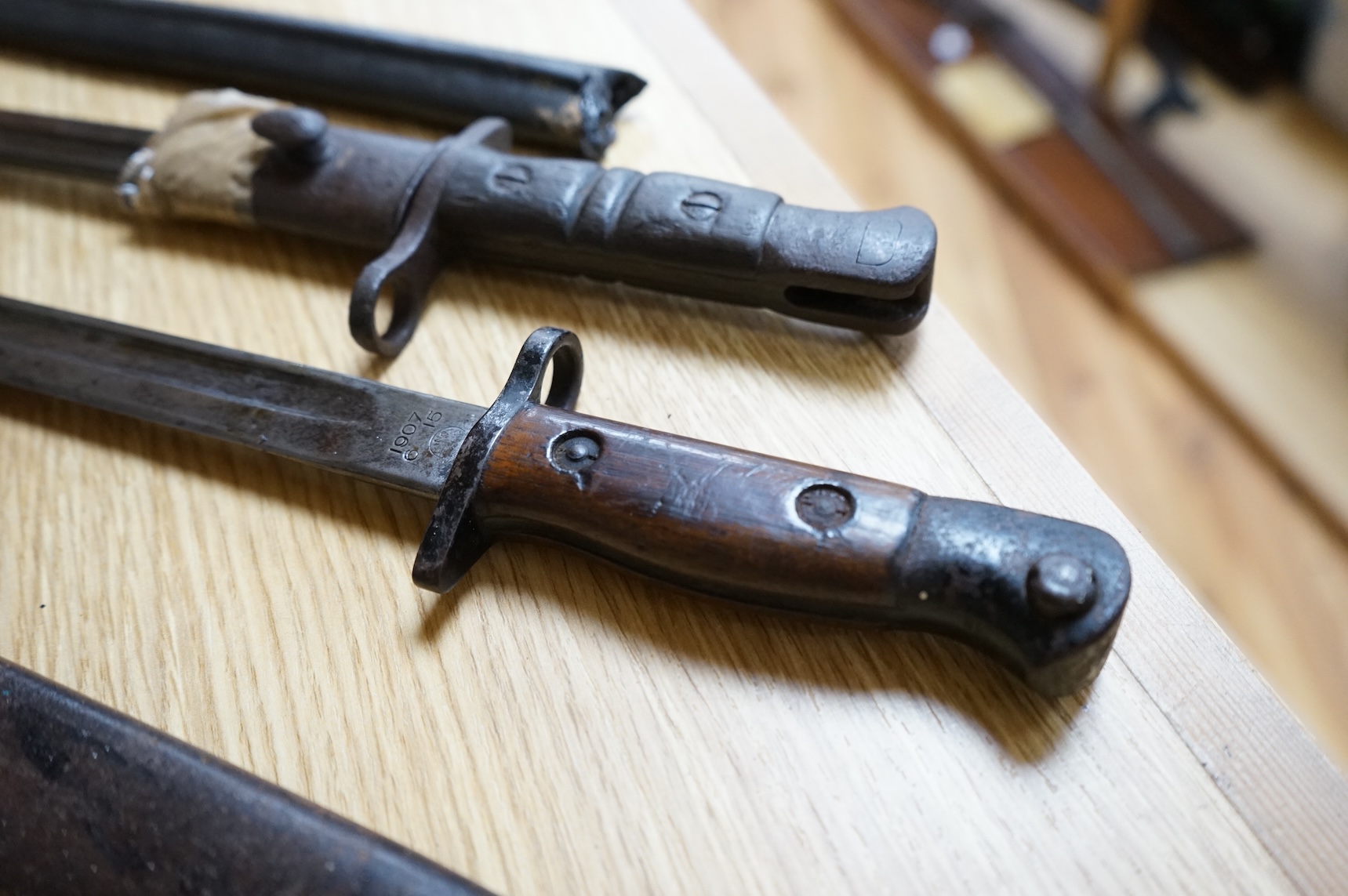Two early 20th century British bayonets; a 1907 pattern bayonet, together with a 1913 pattern bayonet, both by Remington